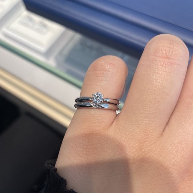 【銀座ダイヤモンドシライシの口コミ】 このセットリングはザ・王道って感じの婚約指輪とダイヤの部分の面積が割…