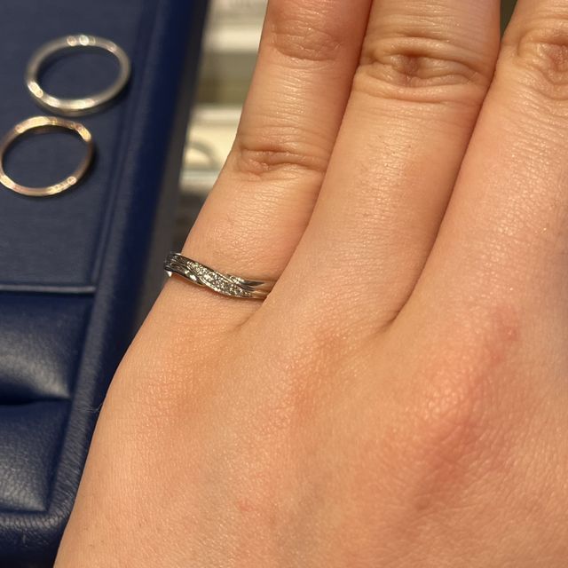 【銀座ダイヤモンドシライシの口コミ】 ゆるいv時になっているのが、指が綺麗に見えてそこが決めてでした。
可愛…