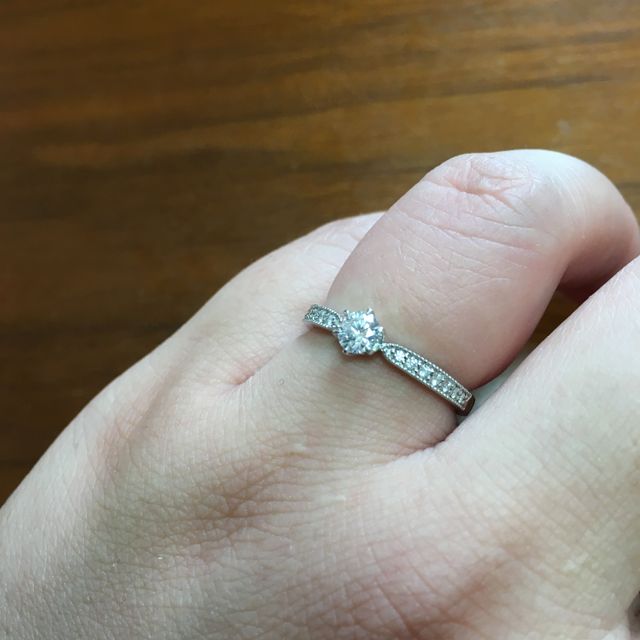 【アイプリモ(I-PRIMO)の口コミ】 似たようなデザインを幾つか着けてみて、何度も鏡で確認したり、夫に見て…