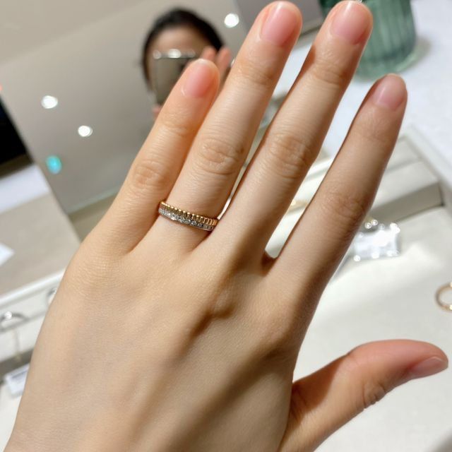 【ブシュロン(BOUCHERON)の口コミ】 他のブランドにはないデザインで存在感があります。
ダイヤがぐるりと一周…