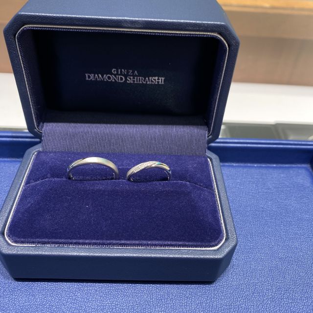 【銀座ダイヤモンドシライシの口コミ】 初めは、Vラインの指輪がいいなぁと思って、試着させてもらうとなんかしっ…