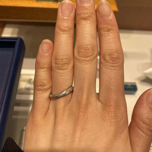 【銀座ダイヤモンドシライシの口コミ】 初めは、Vラインの指輪がいいなぁと思って、試着させてもらうとなんかしっ…