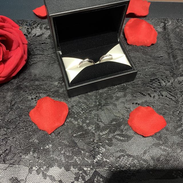 【エクセルコダイヤモンド(EXELCO DIAMOND)の口コミ】 シルバーで何もデザインされていない一般的な結婚指輪ではなく、何かデザ…