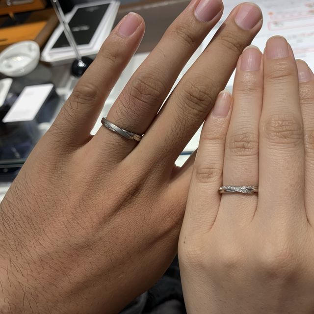 【エクセルコダイヤモンド(EXELCO DIAMOND)の口コミ】 シルバーで何もデザインされていない一般的な結婚指輪ではなく、何かデザ…