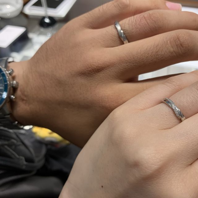 【エクセルコダイヤモンド(EXELCO DIAMOND)の口コミ】 シルバーで何もデザインされていない一般的な結婚指輪ではなく、何かデザ…