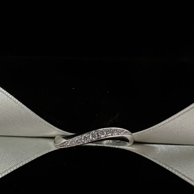 【エクセルコダイヤモンド(EXELCO DIAMOND)の口コミ】 ウェーブの形と流れるようなダイヤの入り方が気に入りました。シンプルだ…