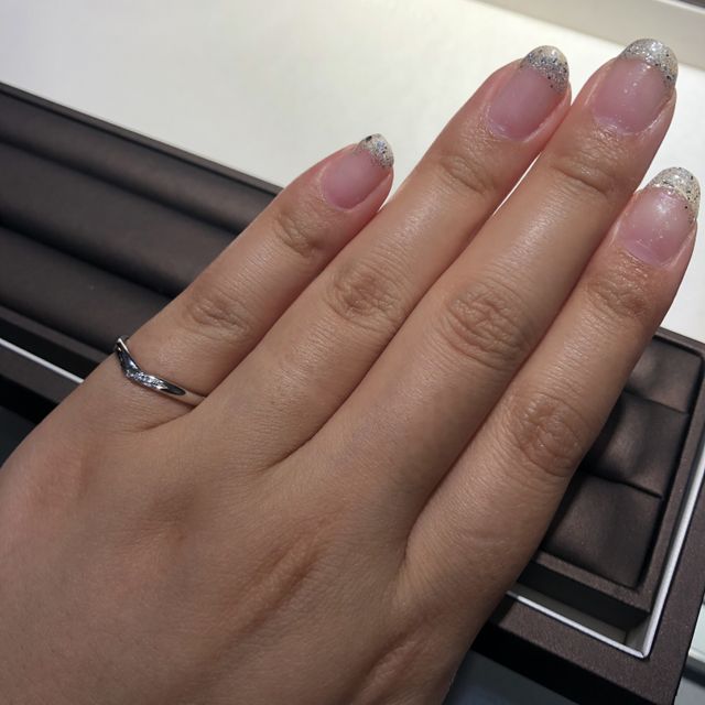 【アイプリモ(I-PRIMO)の口コミ】 ゆるやかなV字デザインで、小粒のダイヤモンドが3石付いているデザインで…