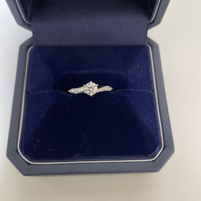 【銀座ダイヤモンドシライシの口コミ】 銀座ダイヤモンド白石のブランドに、惹かれた。
店舗の方の説明と、実際に…