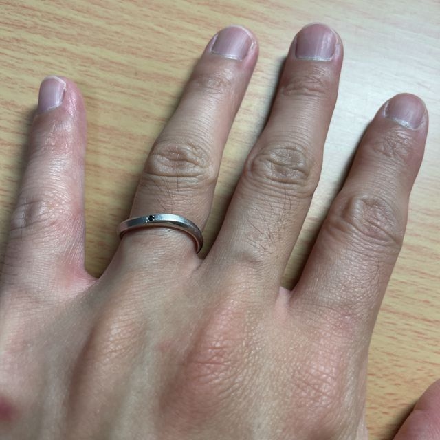 【エクセルコダイヤモンド(EXELCO DIAMOND)の口コミ】 なんといっても手に馴染むデザイン。沢山の種類の指輪を試したが指を曲げ…