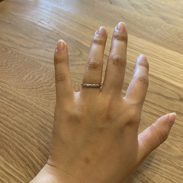 【銀座ダイヤモンドシライシの口コミ】 婚約指輪との相性がよく重ね付けした時のバランスの良さが決め手でした。…