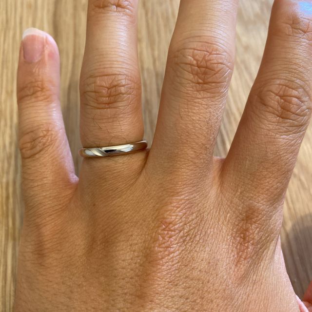 【銀座ダイヤモンドシライシの口コミ】 婚約指輪との相性がよく重ね付けした時のバランスの良さが決め手でした。…