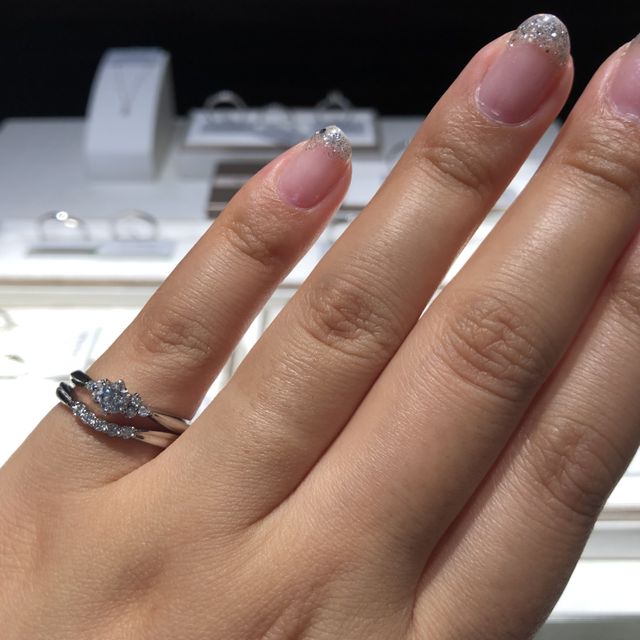 【アイプリモ(I-PRIMO)の口コミ】 私の場合、婚約指輪との重ね付けが絶対条件で、V字のシンプルなものを探し…