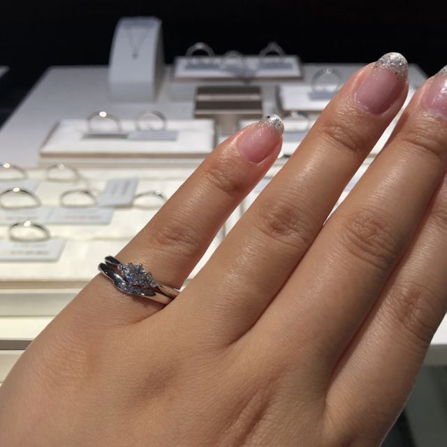 【アイプリモ(I-PRIMO)の口コミ】 こちらの指輪はV字が割とくっきりと入っており、可愛いというよりはクール…