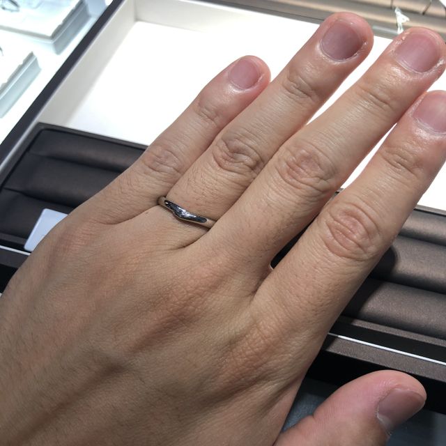 【アイプリモ(I-PRIMO)の口コミ】 太さもちょうど良く、シンプルなV字で、長く使えそうなデザインです。男性…