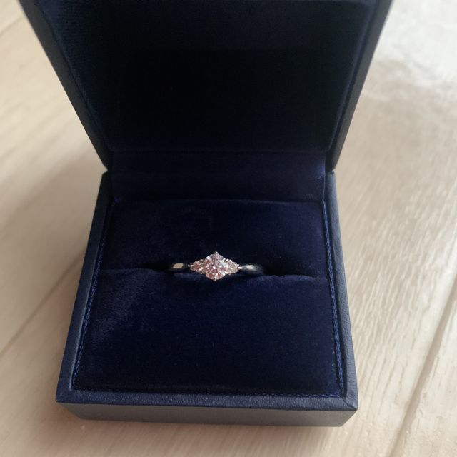 【銀座ダイヤモンドシライシの口コミ】 ダイヤモンドは、主人が選んでくれました。
後日お店に伺い、リングを一緒…