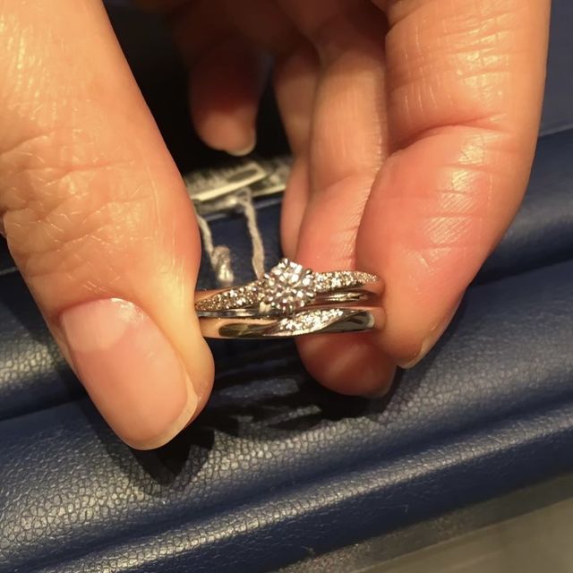 【銀座ダイヤモンドシライシの口コミ】 彼がくれた婚約指輪に合うものを探しました。
いろんなブランドの指輪と重…