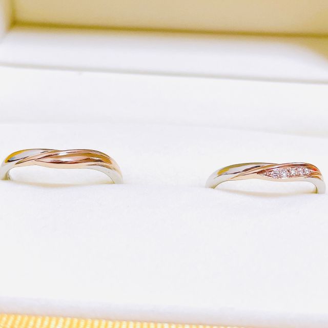 【ケイウノ ブライダル(K.UNO BRIDAL)の口コミ】 色々見てV字やウェーブでゴールドが入った指輪が好みだったのでそれを元に…
