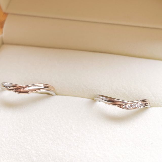 【ケイウノ ブライダル(K.UNO BRIDAL)の口コミ】 色々見てV字やウェーブでゴールドが入った指輪が好みだったのでそれを元に…