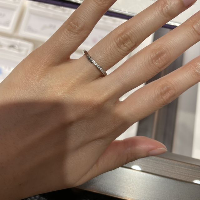 【俄(にわか)の口コミ】 ややウェーブが掛かっています。動くたびダイヤがキラキラするデザインで…