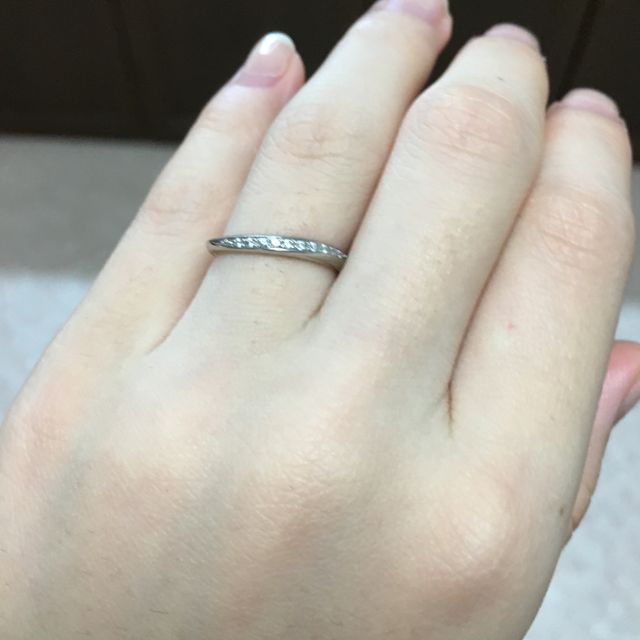 【AFFLUX(アフラックス)の口コミ】 ウェーブの指輪を探していました。私は手が小さく指も細いので、平均的な…