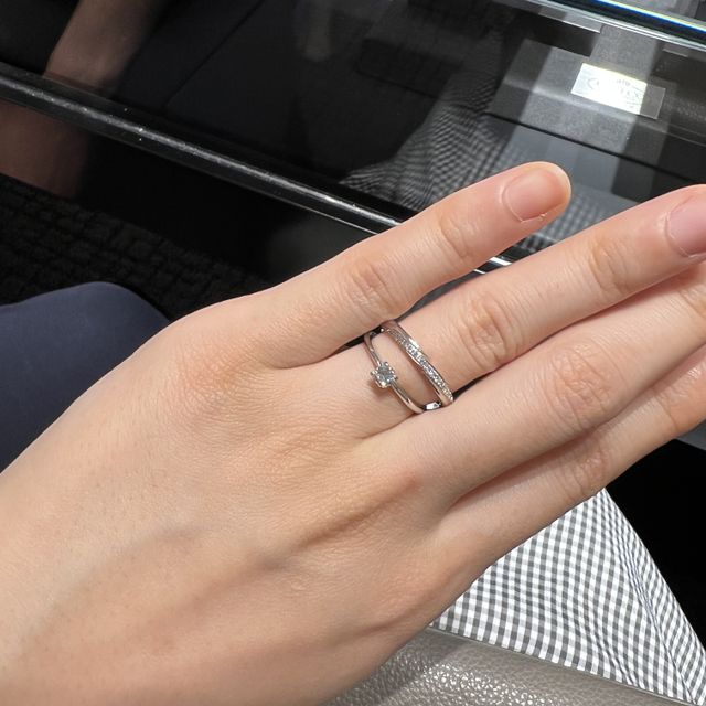 【エクセルコダイヤモンド(EXELCO DIAMOND)の口コミ】 デザインがシンプルだかダイヤがキラキラしていて綺麗だったので即決しま…