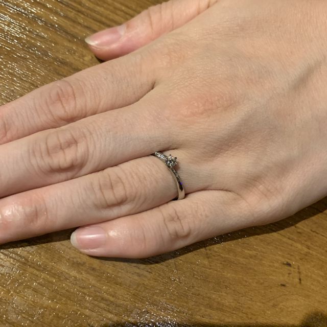 【4℃ BRIDAL(ヨンドシーブライダル)の口コミ】 側面のデザインと爪のデザインが特徴的で、ダイヤ一つだけのものに比べる…