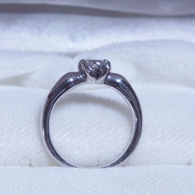 【TRECENTI(トレセンテ)の口コミ】 ダイヤを囲む爪留めが花の形になっていてるので、より一層ダイヤが大きく…