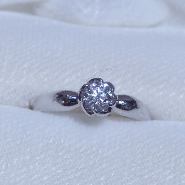 【TRECENTI(トレセンテ)の口コミ】 ダイヤを囲む爪留めが花の形になっていてるので、より一層ダイヤが大きく…