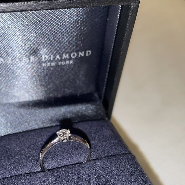 【ラザール ダイヤモンド(LAZARE DIAMOND)の口コミ】 シンプルなデザインが好きだと聞いていたので、シンプルなデザインでダイ…