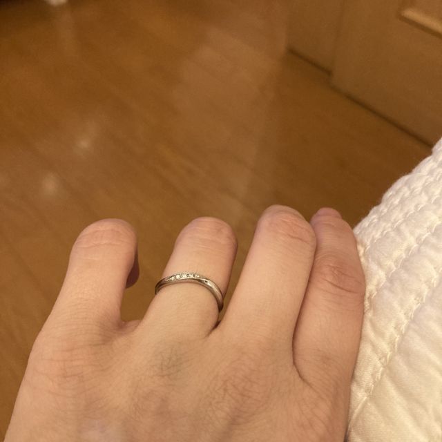 【銀座ダイヤモンドシライシの口コミ】 つけ心地と接客

リーズナブルで、なのにダイヤキラキラ、デザインもいっ…