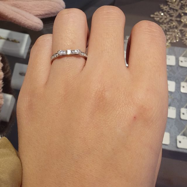【アンジェリックフォセッテ(Angelique Fossette)の口コミ】 リボンモチーフの指輪を探していたのですが、リボンが主張しすぎてなく、…