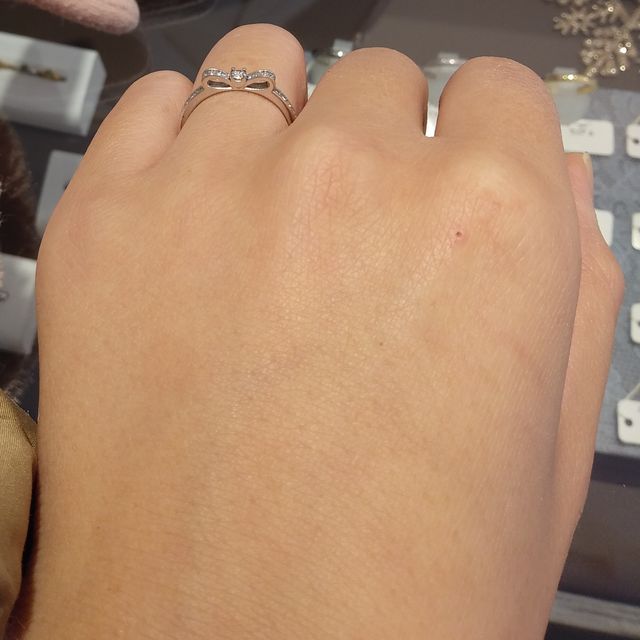 【アンジェリックフォセッテ(Angelique Fossette)の口コミ】 リボンモチーフの指輪を探していたのですが、リボンが主張しすぎてなく、…