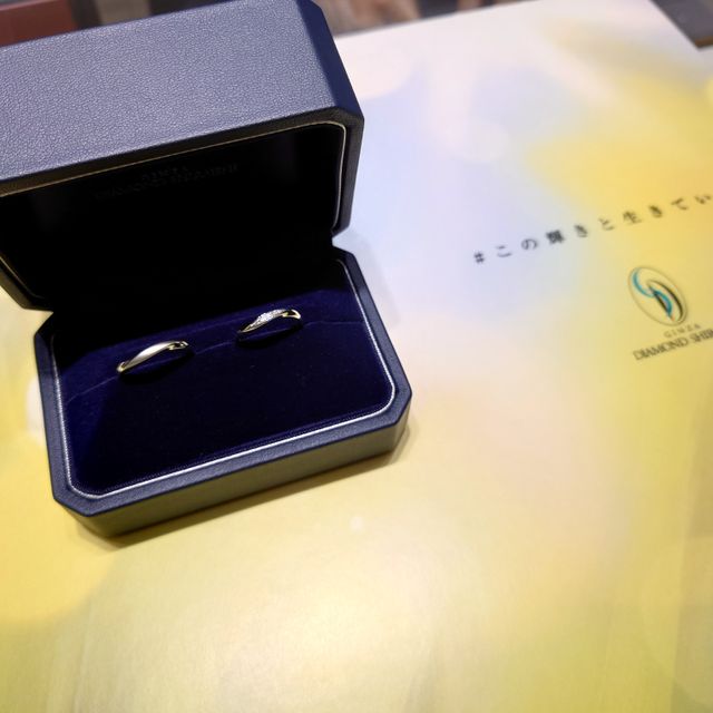 【銀座ダイヤモンドシライシの口コミ】 指輪のデザインがシンプルながらいい曲線が入っていて
とてもよく指に着け…