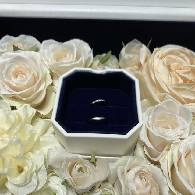 【4℃ BRIDAL(ヨンドシーブライダル)の口コミ】 指輪のデザインはウェーブでダイヤモンドがたくさん入っているものを選び…