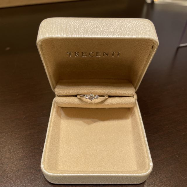 【TRECENTI(トレセンテ)の口コミ】 ダイヤが3つに連なっているところが綺麗でした。
まるみを帯びていてつけ…