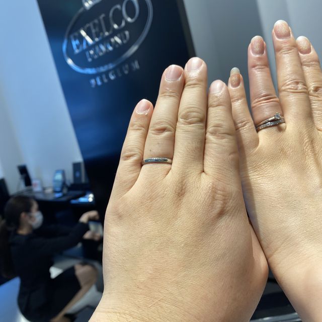 【エクセルコダイヤモンド(EXELCO DIAMOND)の口コミ】 ダイヤモンドの品質と、老舗のブランド力。新婦の指輪は、V字型で、ダイヤ…