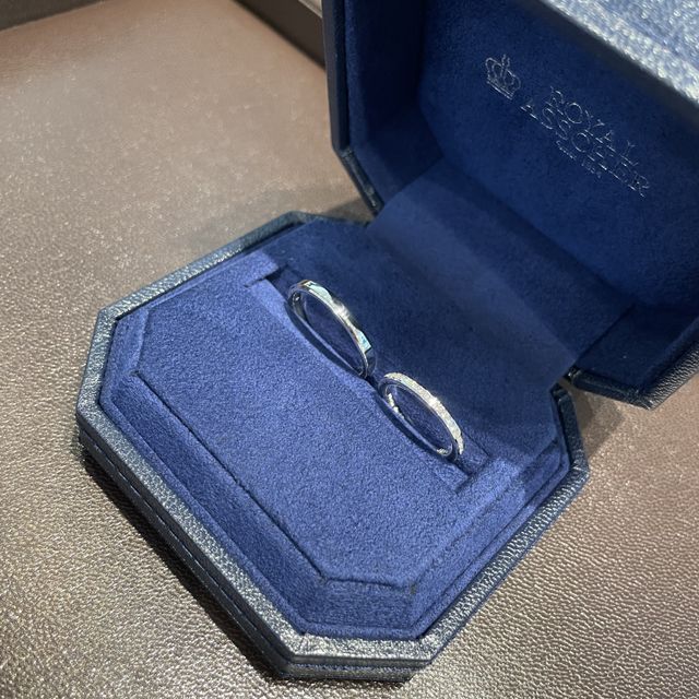 【ROYAL ASSCHER(ロイヤル・アッシャー)の口コミ】 ハーフエタニティーの中でも、埋め込みタイプの指輪でダイヤモンドひとつ…