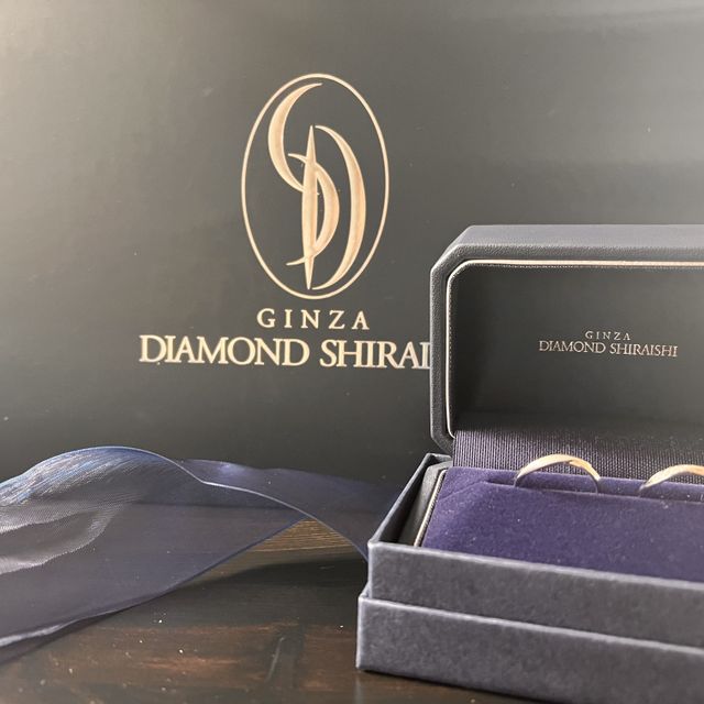 【銀座ダイヤモンドシライシの口コミ】 シンプルな結婚指輪を求めてました。手の形に合わせて少しウェーブのデザ…