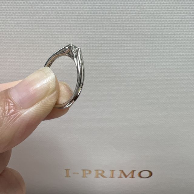 【アイプリモ(I-PRIMO)の口コミ】 留め具6つが多い中このリングは4つなのがまず気に入りました。横から見て…