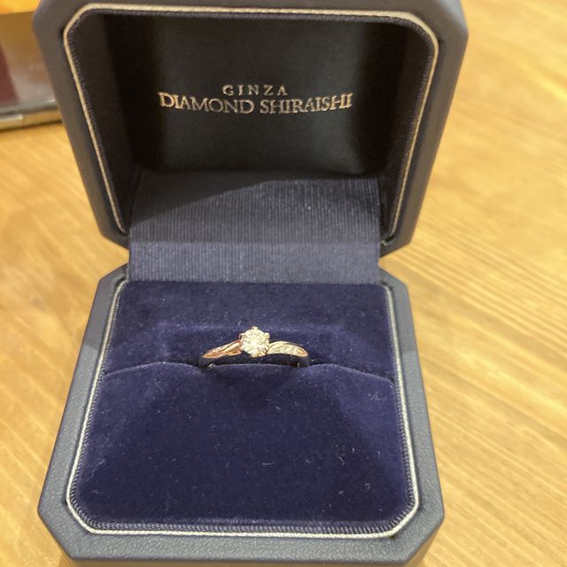 【銀座ダイヤモンドシライシの口コミ】 ダイヤモンドの輝きを放っており、リングの部分にラメが施され、婚約指輪(…