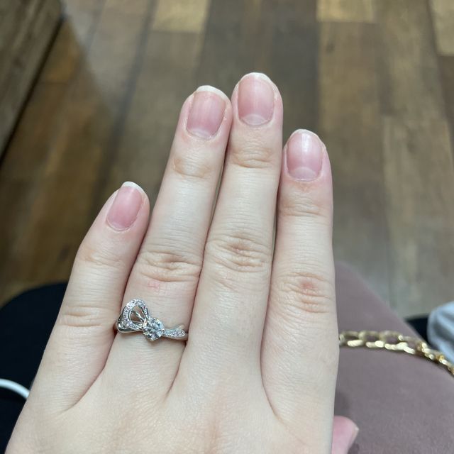 【CAFERING(カフェリング)の口コミ】 とても希少で、美しくきらめくピンクダイヤモンドに、アシンメトリーなリ…