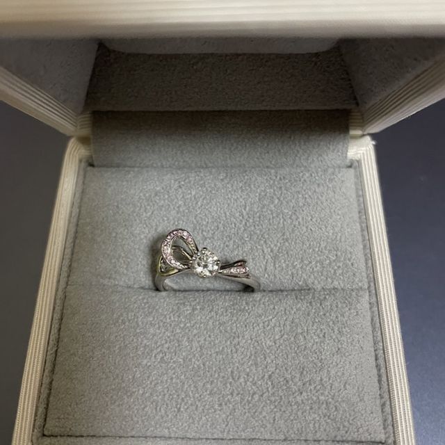 【CAFERING(カフェリング)の口コミ】 とても希少で、美しくきらめくピンクダイヤモンドに、アシンメトリーなリ…