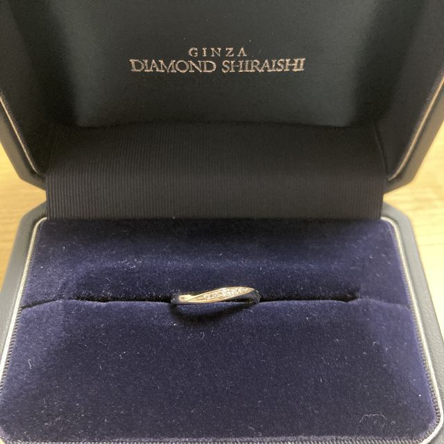 【銀座ダイヤモンドシライシの口コミ】 婚約指輪とのセットリングを探していました。
こちらはもともとセットでは…