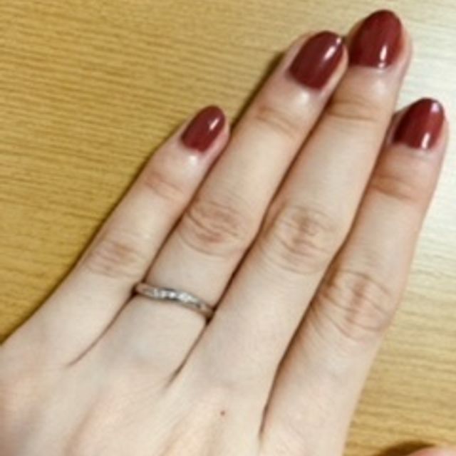 【銀座ダイヤモンドシライシの口コミ】 婚約指輪とのセットリングを探していました。
こちらはもともとセットでは…