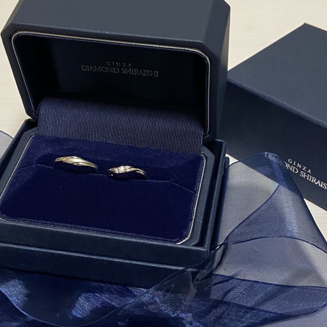 【銀座ダイヤモンドシライシの口コミ】 結婚指輪だけでもダイヤの粒が大きいので存在感があります。
さらに、婚約…