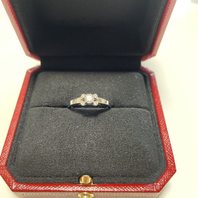 【カルティエ(Cartier)の口コミ】 彼女のリクエストのものを購入いたしました。上から見るとリボンのような…