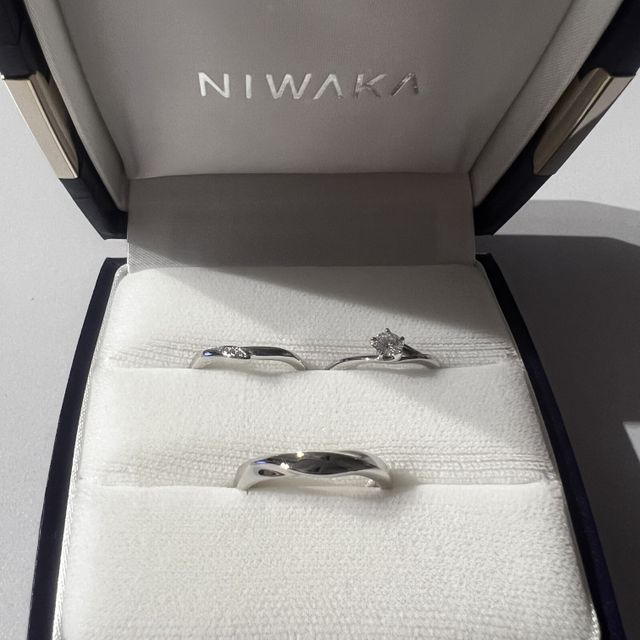 【俄(にわか)の口コミ】 婚約指輪とのセットリングでこちらを選びましたが、指輪のラインが指をと…