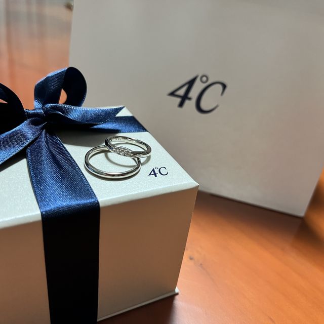 【4℃ BRIDAL(ヨンドシーブライダル)の口コミ】 シンプルなデザインがよく色々なブライダルショップに足を運びましたが、…