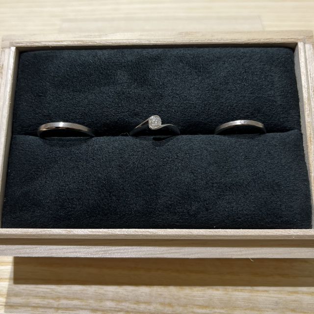 【出雲結(いずもゆい)の口コミ】 指輪はシンプルなデザインに惹かれて決めました。また、婚約指輪と結婚指…
