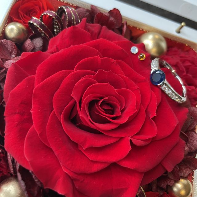 【hitotsuchi(ヒトツチ)の口コミ】 サファイアの婚約指輪に憧れがあり、フルオーダーメイドで制作していただ…